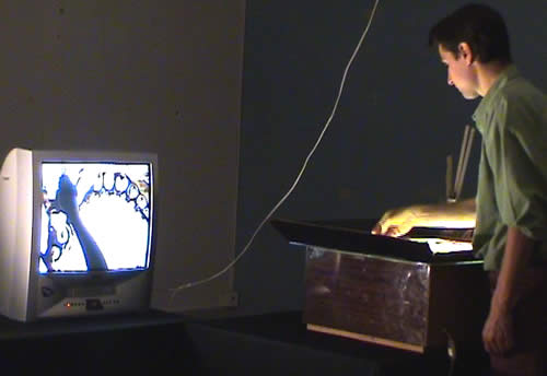 Installation vidéo pour le dessin sur sable en direct