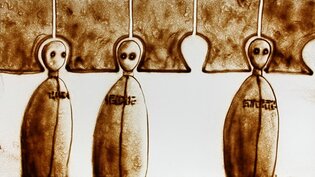 2010 :: Sand drawing, pictures screening during show "Rezign Live"